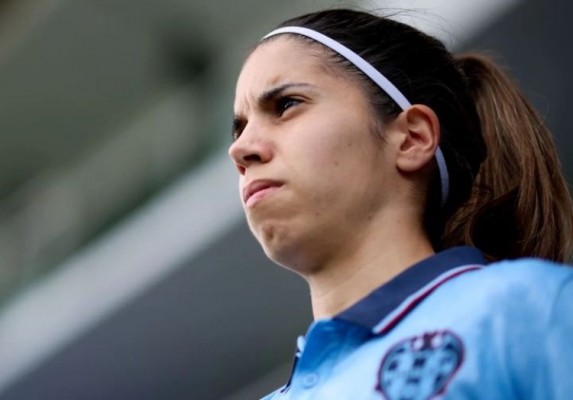 Tres colegios de Buñol asisten al entrenamiento del Levante Femenino en el 8M
