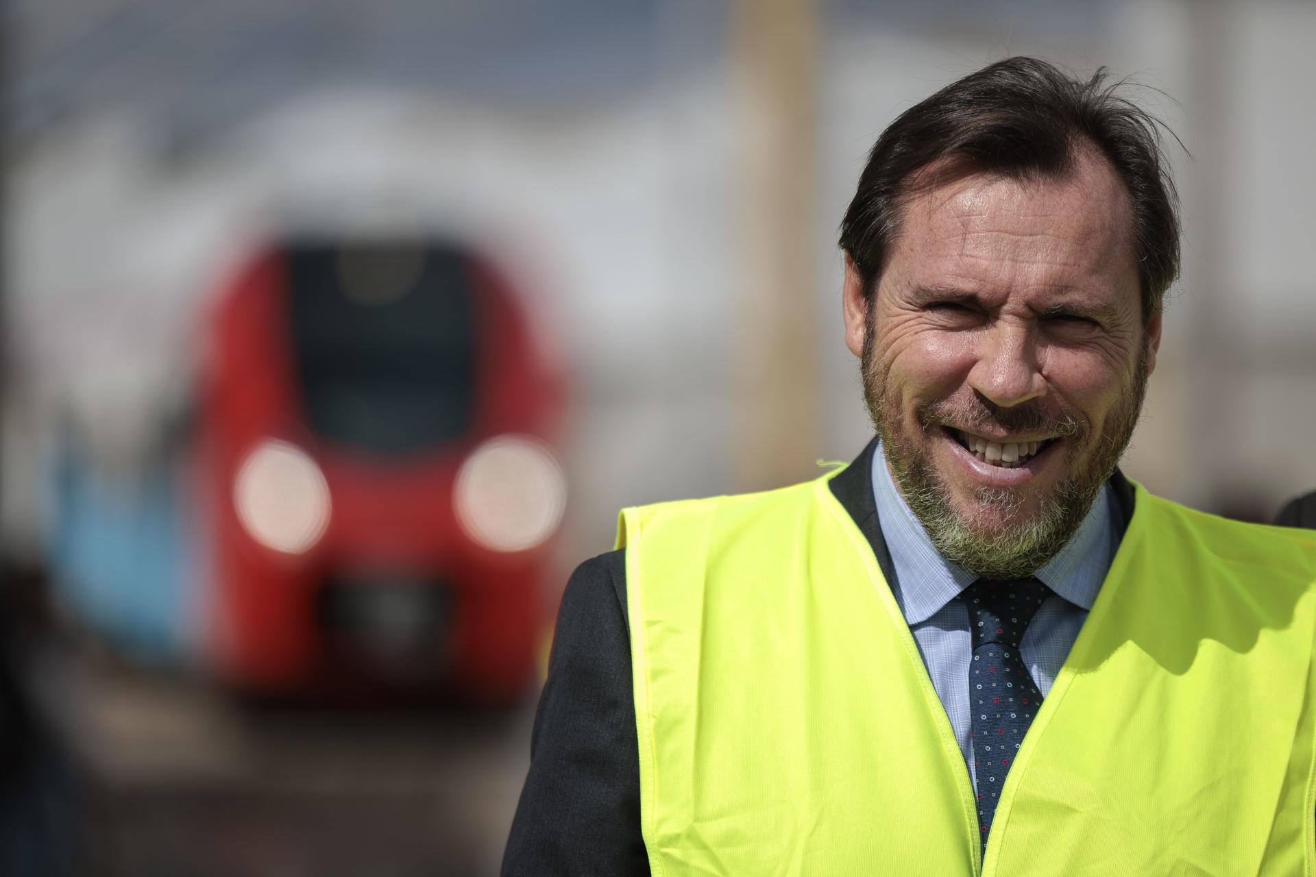 Puente en su visita visita a la fábrica de material rodante ferroviario Stadler Rail Valencia. Foto: EFE/BIEL ALIÑO - 