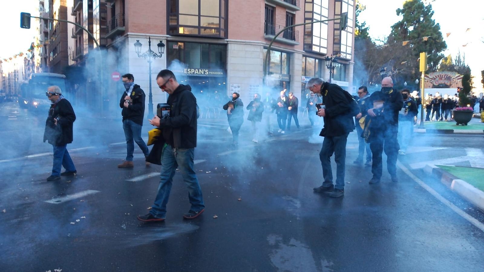 Más de 13.000 artificios y 150 participantes: Castelló 'se despierta' a ritmo de 'Tro de Bac'