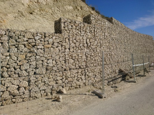 Mutxamel retoma la construcción de un muro de contención en el talud de Las terrazas