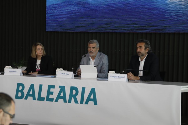 Baleària admite que los altos precios de los hoteles de Baleares frenan la demanda de viajes a las islas 