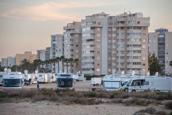 Alicante buscará espacios alternativos para ubicar la zona de caravanas tras contrastar su viabilidad