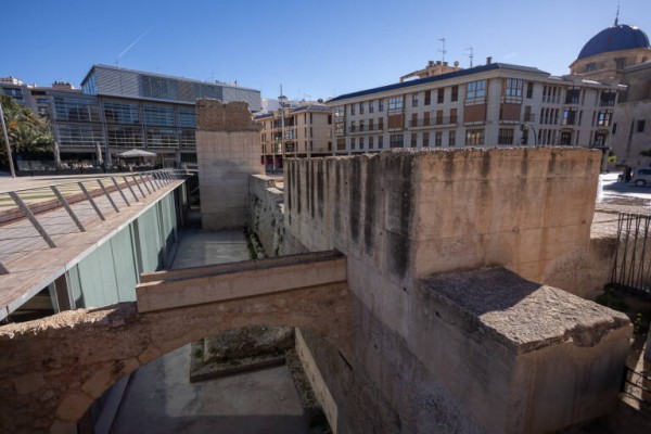 Un arco abovedado hallado en unas catas del Mahe de Elche paralizan un mes las obras de reforma