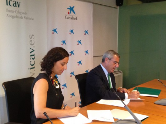CaixaBank firma un acuerdo con el Colegio de Abogados de Valencia para promover la financiación al sector