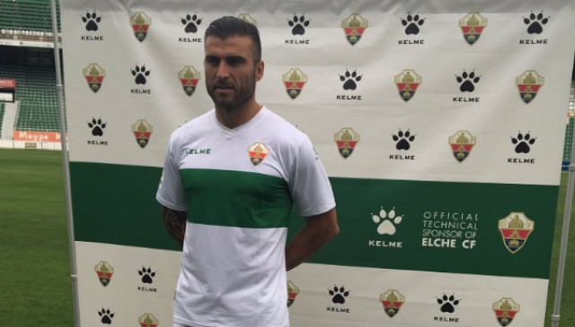 El Elche presenta equipajes, con una segunda camiseta amarilla como novedad