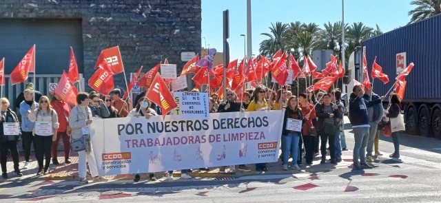 Mujeres trabajadoras de SCT Acva y JCórdoba Soluciones reclaman en Elche su salario en su 51 día de huelga

