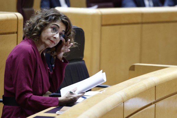Montero hace público el informe por el que recorta a la Generalitat 412 millones de gasto
