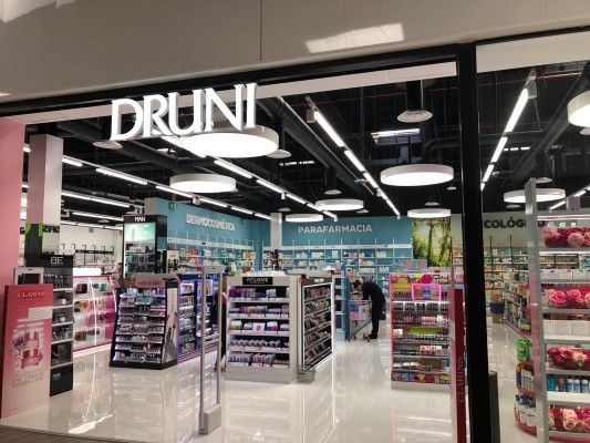El centro comercial de San Vicente reorganiza sus rótulos y 'ficha' cuatro nuevas enseñas de moda 