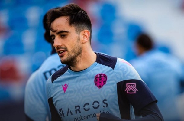 Álex Blesa supera su lesión de aductor y ya se entrena con el grupo