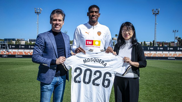 Cristhian Mosquera renueva con el Valencia hasta 2026