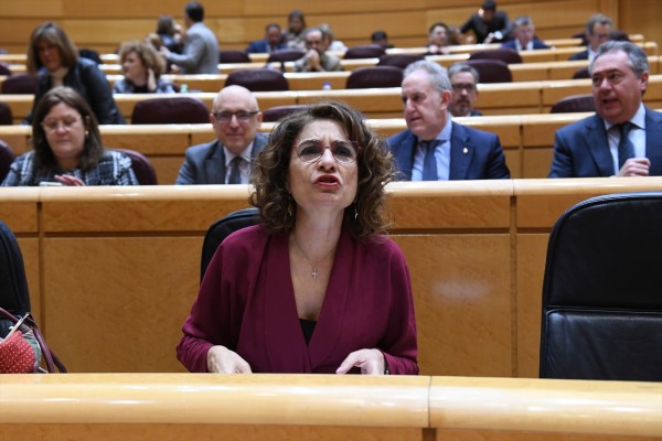 El PP vuelve a rechazar en el Senado los objetivos de déficit y Montero asegura que presentará los PGE