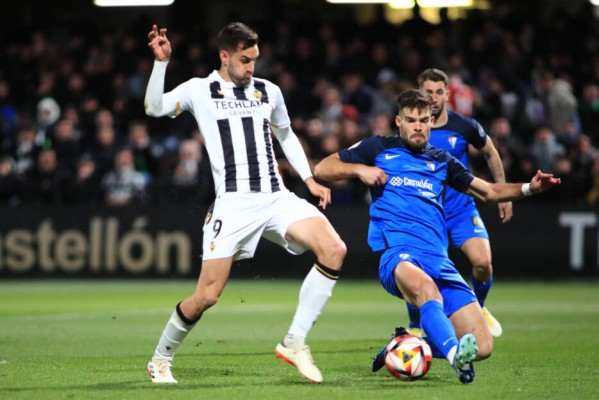 Schreuder busca un plan B para el ataque del Castellón ante la baja por sanción de De Miguel