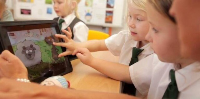 Telefónica, Vodafone y otras 11 empresas pugnan por digitalizar los colegios e institutos de la Región por 27 millones