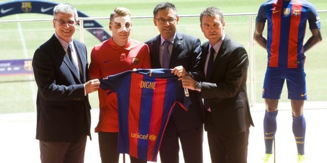 Lucas Digne ya luce sobre el césped del Camp Nou