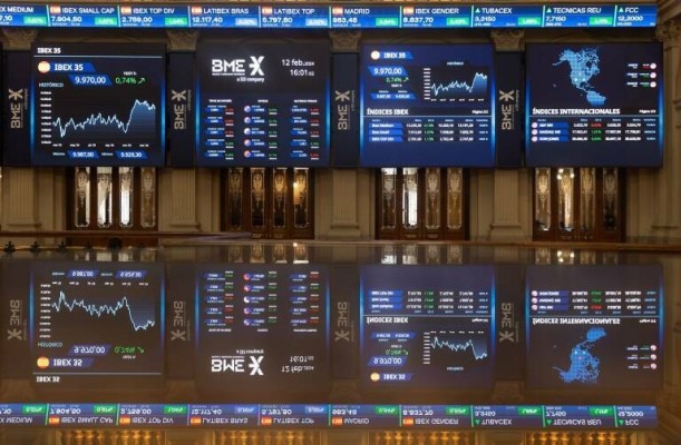 El Ibex sobrevuela los 10.200 en la media sesión espoleado por IAG, que sube un 4,8%