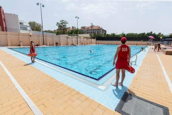 Murcia apuesta por la firma Ebone para el contrato de 4 millones de socorristas y docentes en las piscinas