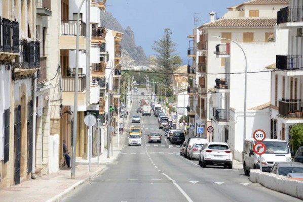 La falta de operarios obliga a Xàbia a sacar una contrata de un millón de euros para reparar aceras

