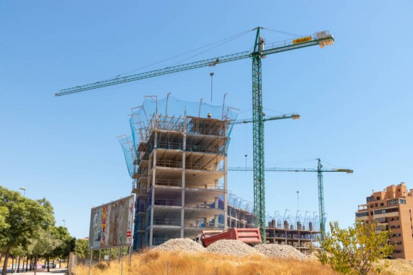 El precio de la vivienda nueva y usada sube cuatro décimas en la costa mediterránea en febrero