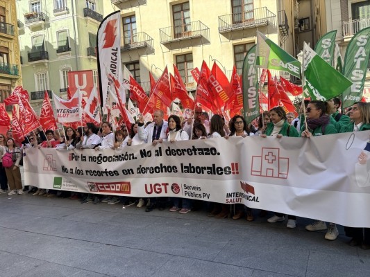 Satse, CCOO, UGT e Intersindical exigen a Sanidad la retirada del decreto de las macroáreas