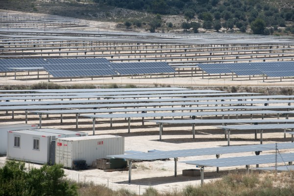 Sigue la expansión solar en Villena: el Consell autoriza la planta de 44 MW de Florentino Pérez