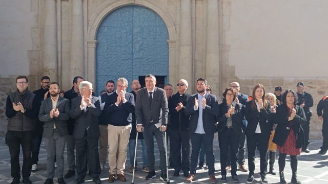 La Vila Joiosa guarda un minuto de silencio en memoria de las víctimas del incendio de La Cala