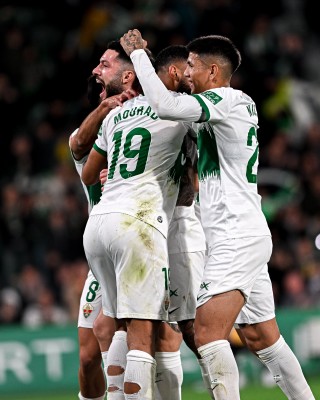 El Elche reafirma su candidatura al ascenso directo goleando al Alcorcón 