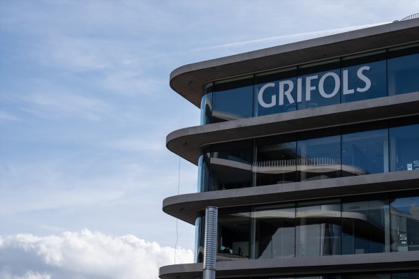 Grifols casi triplica la remuneración de su consejo y alta dirección en 2023, antes del ataque de Gotham