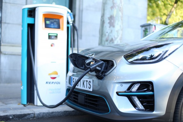 Repsol gestionará los puntos de recarga de vehículos eléctricos para la estación de tren de Cartagena