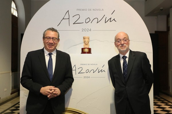 Dos alicantinos compiten por el Premio Azorín de novela, que se entregará este jueves en el ADDA