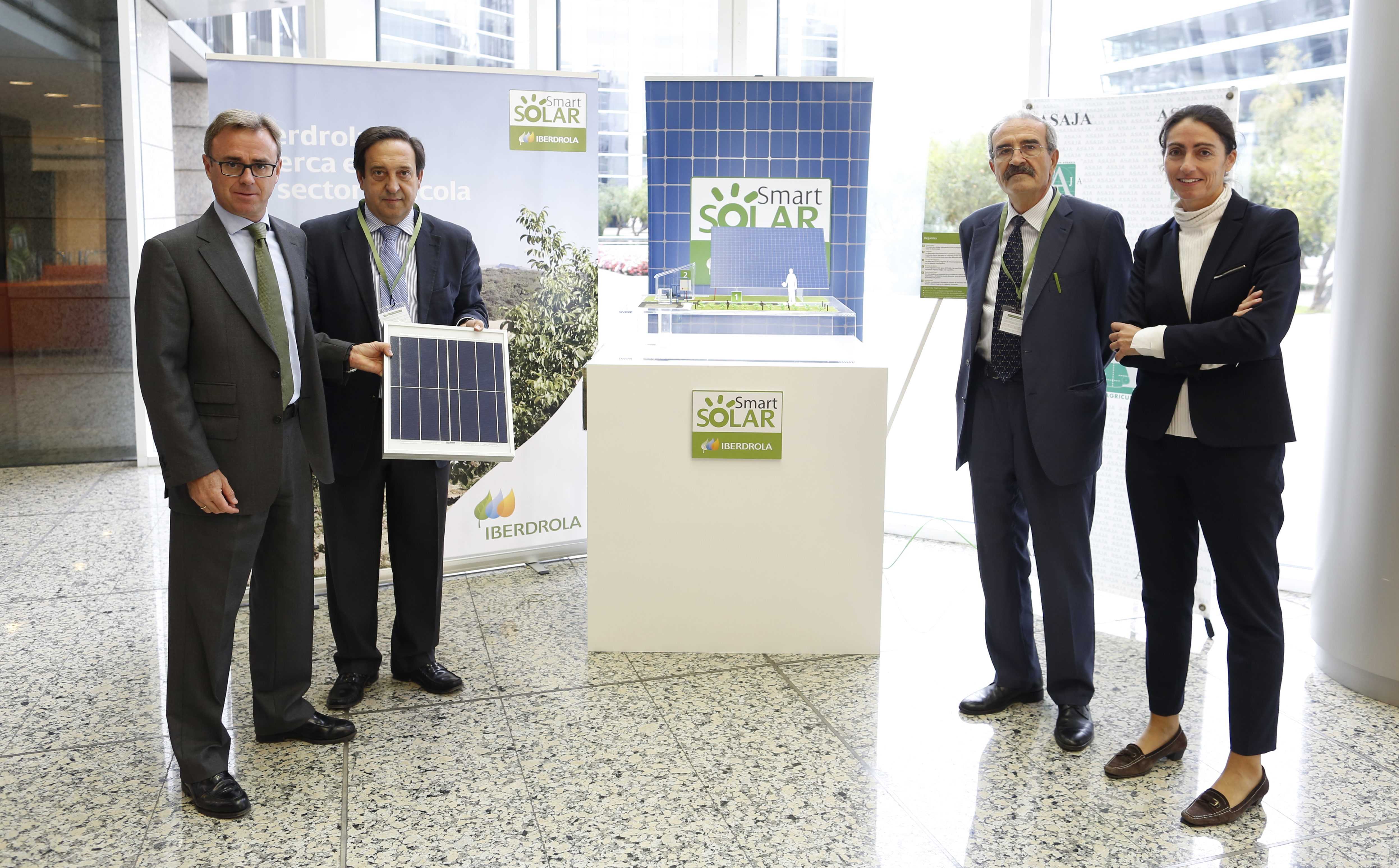 Aitor Moso, director general de Iberdrola Clientes; Pedro Barato, presidente nacional de ASAJA; Juan Sánchez-Brunete, secretario general de ASAJA; y Raquel Blanco, directora de Eficiencia y Servicios Energéticos de Iberdrola Clientes en las oficinas  - 