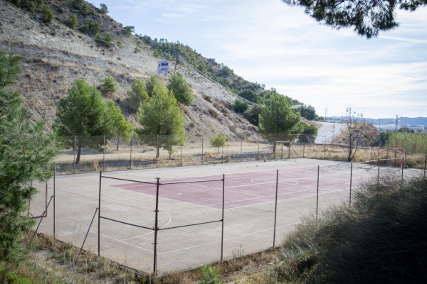 Xixona recurre a su plan b para ubicar las pistas de pádel y pone luz en las instalaciones