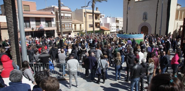 Unas 3.000 personas se manifiestan contra la planta solar de la desaladora de Torrevieja 