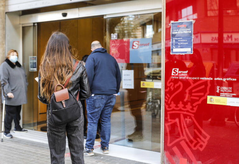 El paro baja en 1.552 personas en febrero en la Comunitat, hasta los 327.332 desempleados