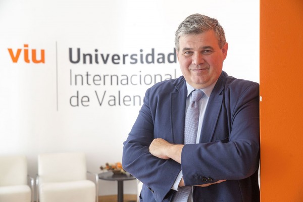 Javier Viciano: “Si formamos pilotos y músicos online, ¿por qué no médicos?”