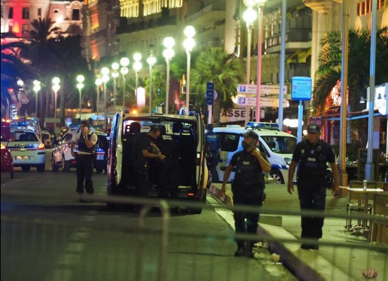 Atentado en Niza: más de 80 muertos al atropellar un camión a una multitud