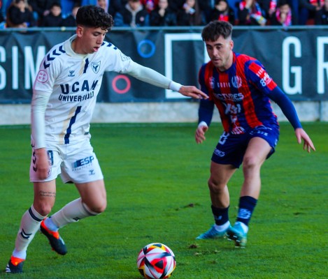 El Yeclano vuelve a ser líder en la Segunda RFEF tras su 4-2 en el derbi frente al UCAM CF