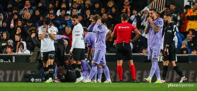 Los jugadores del Valencia se vuelcan con Diakhaby