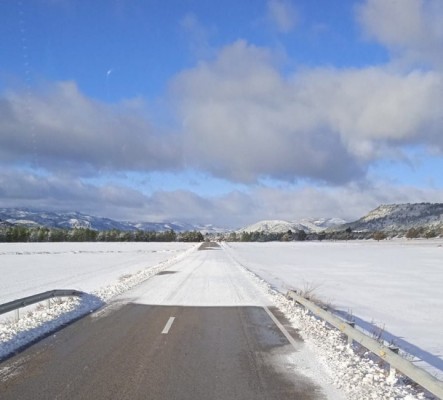 Una madrugada de nevadas y ventiscas cubre de nieve las carreteras y el campo de Moratalla