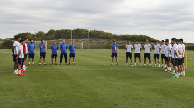 El Valencia CF guarda un minuto de silencio antes del comienzo del entrenamiento