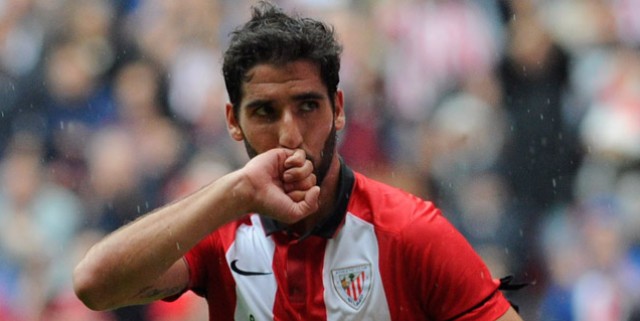 Raúl García presencia el entrenamiento de sus compañeros en Lezama