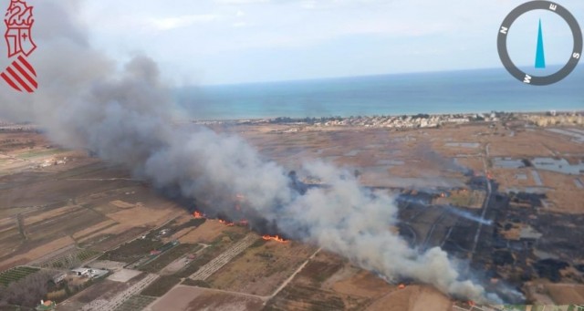  Un incendio quema la marjal de Almardà, en Sagunt, en el que trabajan dotaciones terrestres