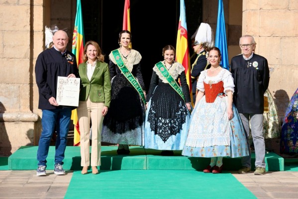 La Plaza Mayor acoge la recepción de las delegaciones invitadas y la entrega de distinciones