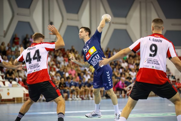 El TM Benidorm defiende su hegemonía en el derbi ante el Fertiberia

