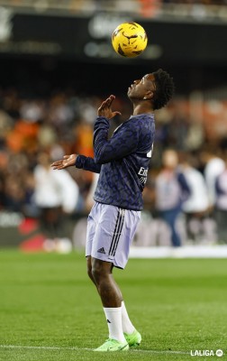 Vinícius es recibido con abucheos, pero sin incidentes, en Mestalla
