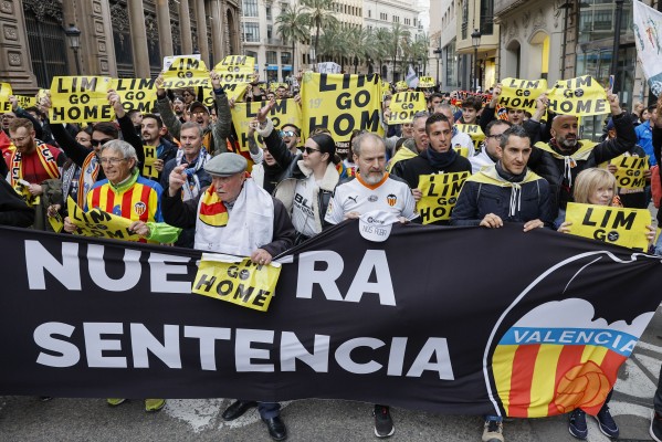 Cerca de 20.000 valencianistas marchan contra Peter Lim y la política con el Nou Mestalla
