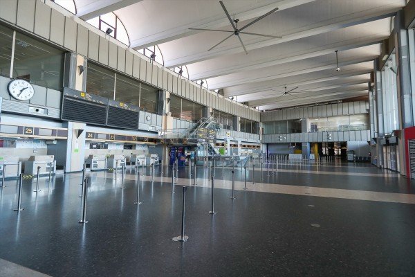Manises aprueba una moción contra la ampliación del aeropuerto por sus efectos sobre la salud