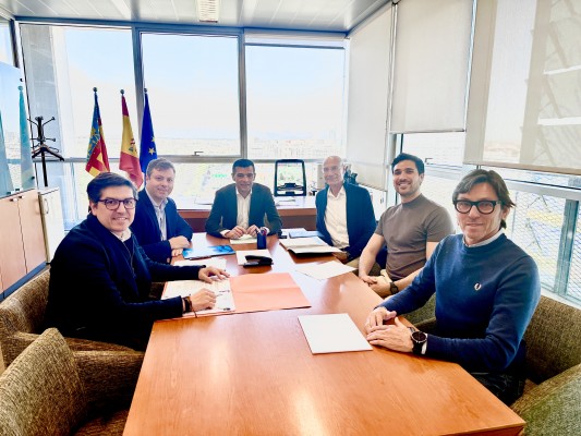 El PP de Oliva trata el PATIVEL con la Conselleria tras la nueva Ley valenciana del Litoral 