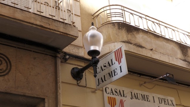 Elche sigue con la renovación de luminarias históricas de la ciudad, ahora en carrer Sant Jordi