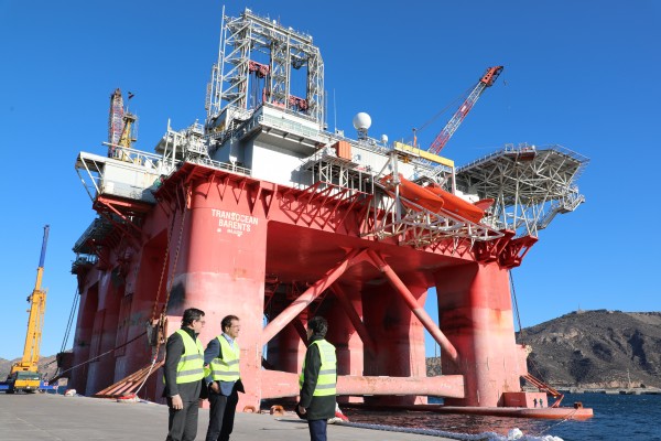 Una operativa de 20 horas traslada la plataforma petrolífera Transocean Barents al dique suroeste del Puerto de Cartagena
