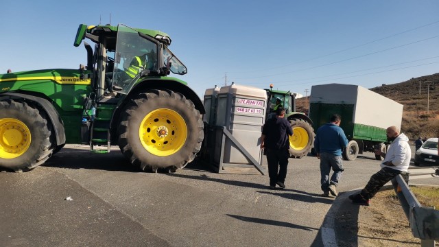 La Guardia Civil levanta el bloqueo de los agricultores en Escombreras